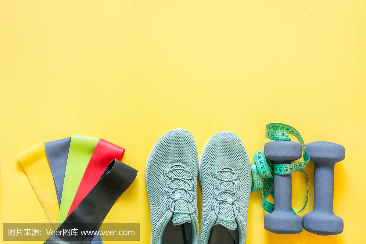 運動器材,橡皮筋,啞鈴,健身鞋,黃色卷尺。